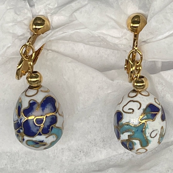 !!SOLD!! Vintage Avon White Blue Cloisonné Easter Egg Clip Earrings Bracelet - Picture 3 of 10